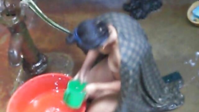 Pequena sambs porni Lanta contra a asa de frango pretzel